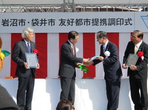 袋井市原田市長と握手をする菊地市長